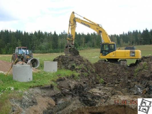 Kaivonteko
Fiiatti on melko pienen näkönen Komatsun vierellä
Avainsanat: Fiat Komatsu