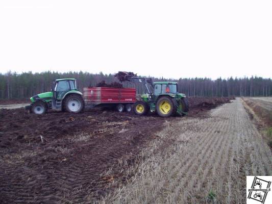 Kantojen keräämistä JD 6410 ja Deutz 140 perässään 120 tuhti
Joulukuun 2006 puolivälissä kantojen keräämistä kaivurilla tehdystä karheesta. Rehupihdillä kyytiin ja metsään.

Avainsanat: JD,Deutz,tuhti