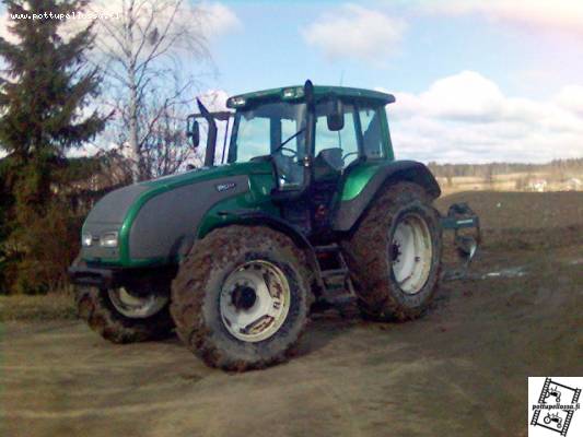 valtra t "120 "
kyntelemässä pyöröpaalun alusia .
Avainsanat: valtra T 120