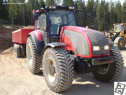 Valtra T170ch CR
tuommosella sitä pitäis koittaa maata siirtää.
Avainsanat: valtra t170