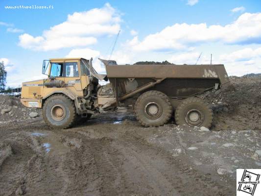 Oma työkone
Volvo BM A25C 6x6 vuosimallia 1998. Lava täysi savea ja viimeinen akseli pudotettu penkalta.
Avainsanat: dumpperi 6x6 volvo