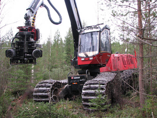 Valmet 901.3
Valmet 901.3. Hakkuupäänä Nisulan poikien tekemä, valmetin teipeillä oleva 330Duo. -07 ja 2600h keretty rullailla.
Avainsanat: Valmet 901.3 901 Moto Metsäkone Harvesteri Nisula 330 330Duo