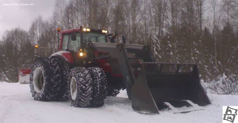 Valtra t170, Quicke/Valtra 85 kuormain ja Vaman perälevy
Turpeen kuormaustraktorilla rataa tamppailemassa
Avainsanat: valtra t170cr 85