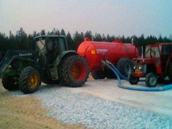 JD 6620, 14 motin livakka ja 165 MF
täyttöhommissa
Avainsanat: JD 6620