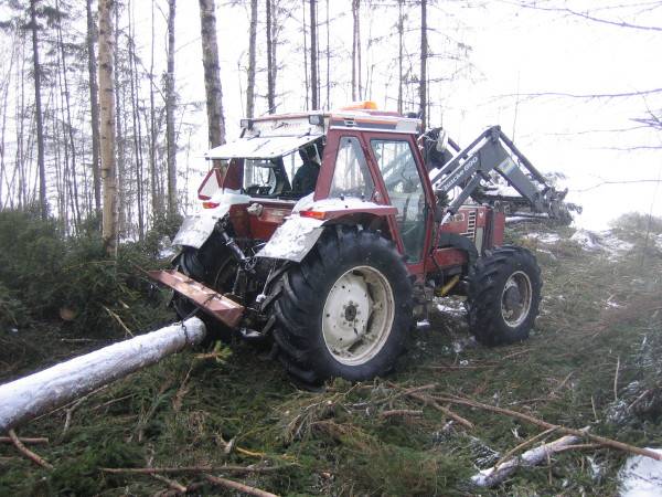 110 ja juontopankko
110:llä puita juontamassa saaresta jäälle kokotukkina.
Avainsanat: 110-90